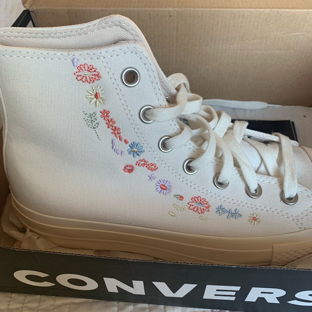 WMNS Chuck Taylor All Star Lift Platform ‘Embroidered Floral Egret’